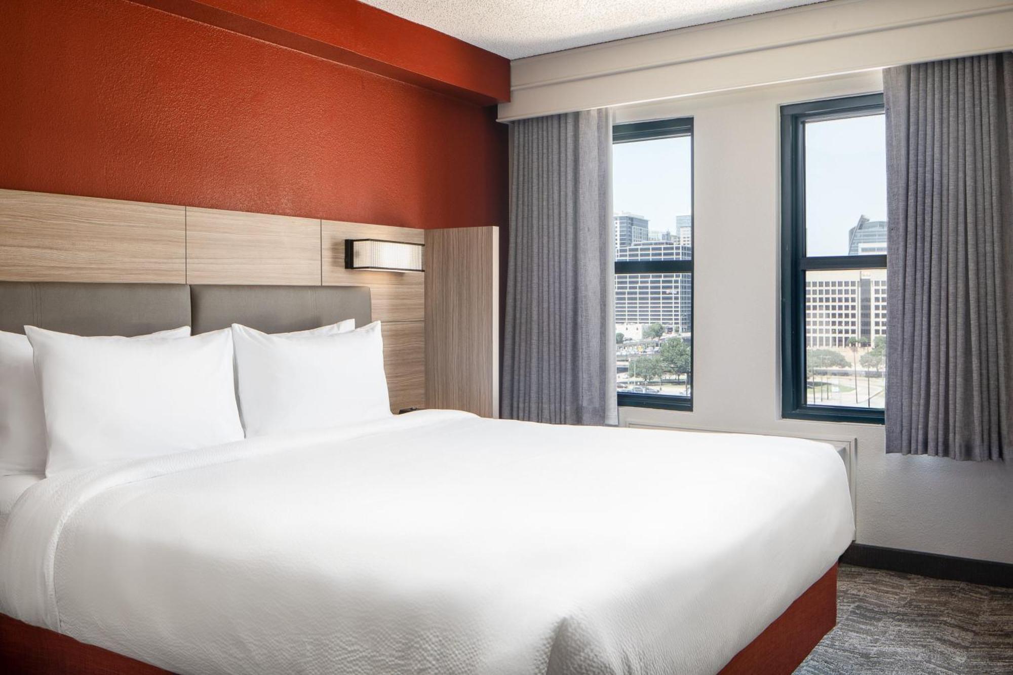 Springhill Suites By Marriott Dallas Downtown / West End Exterior photo